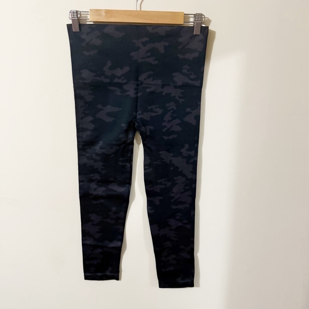 Spanx Womens Camo Capri Leggings Size Large Activewear Workout Gym Running